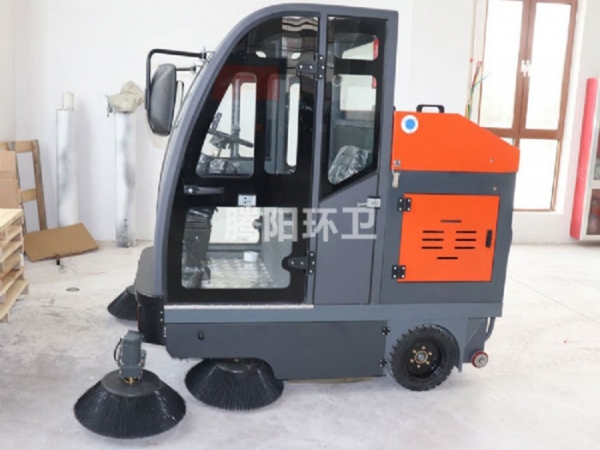 嘉云駕駛式掃地車，性能穩(wěn)定，清掃寬度達1900mm