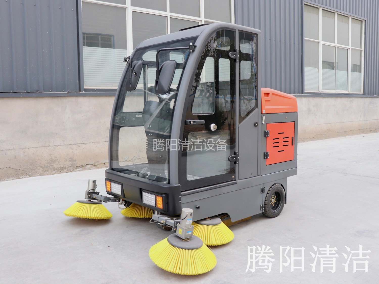 駕駛式電動掃地車