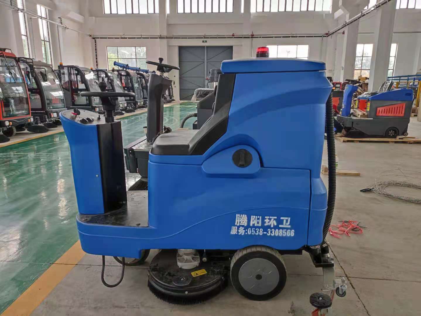 山東嘉云電動(dòng)駕駛式洗地機(jī)