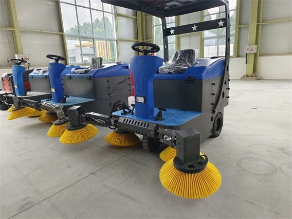 嘉云1400型電動(dòng)駕駛式掃地車:橫掃清潔難題